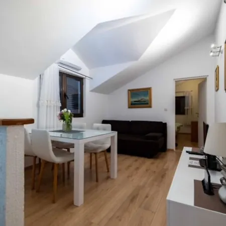 Apartment Kono - One-bedroom With Patio And Sea View - Marka Gjaje Street
