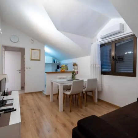 Kono - One-bedroom With Patio And Sea View - Marka Gjaje Street *